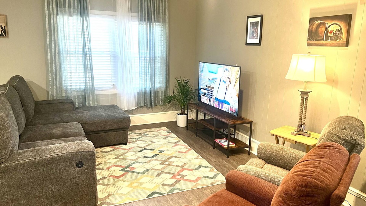 Green Acres Apartment | The Cozy Place - Family and Pet friendly. Only 5 minutes away from UGA!