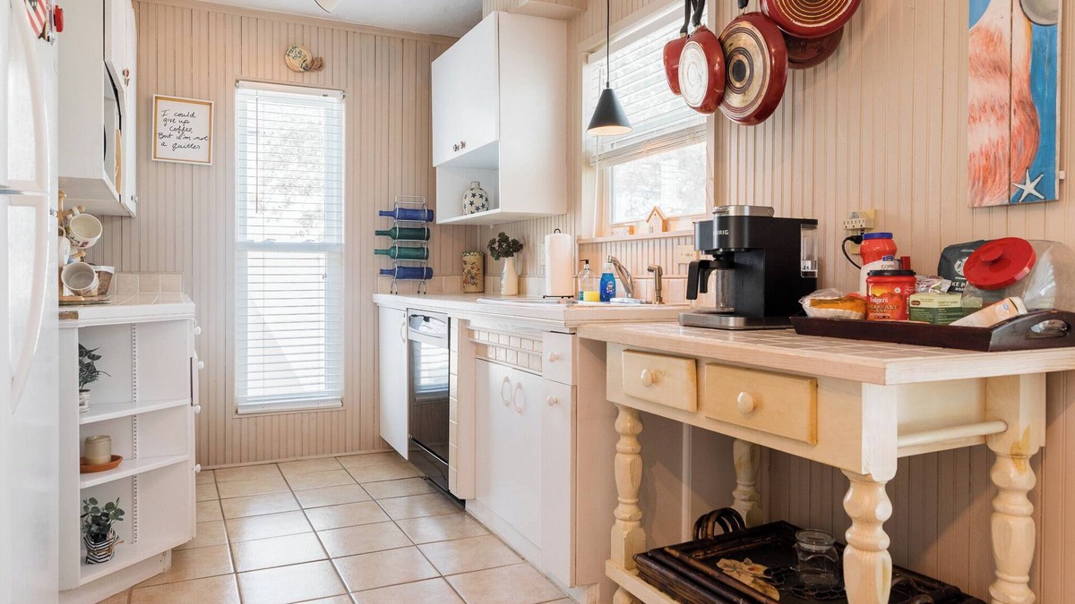 Sailhouse Apartment | The Crab Resort with a pier, tennis court and pool. Pet friendly!