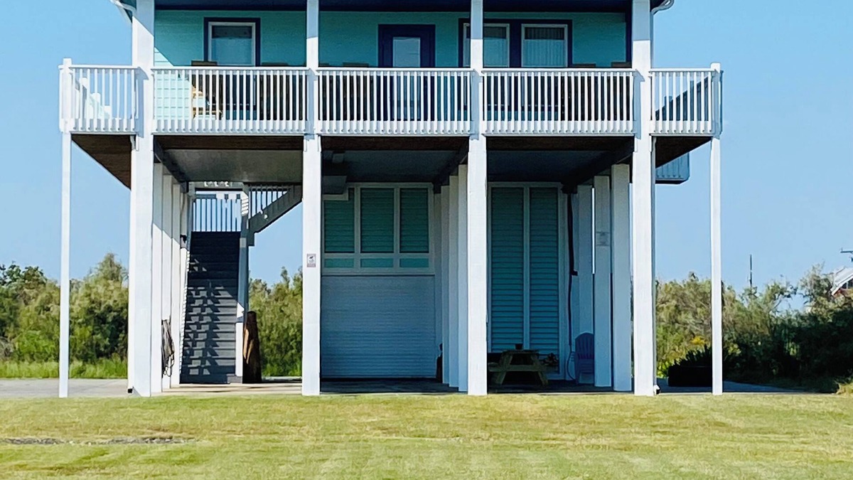 Gilchrist Cottage | The Crab Shack. 360 degree views of Gulf and Bay. Pickleball! Across from beach!