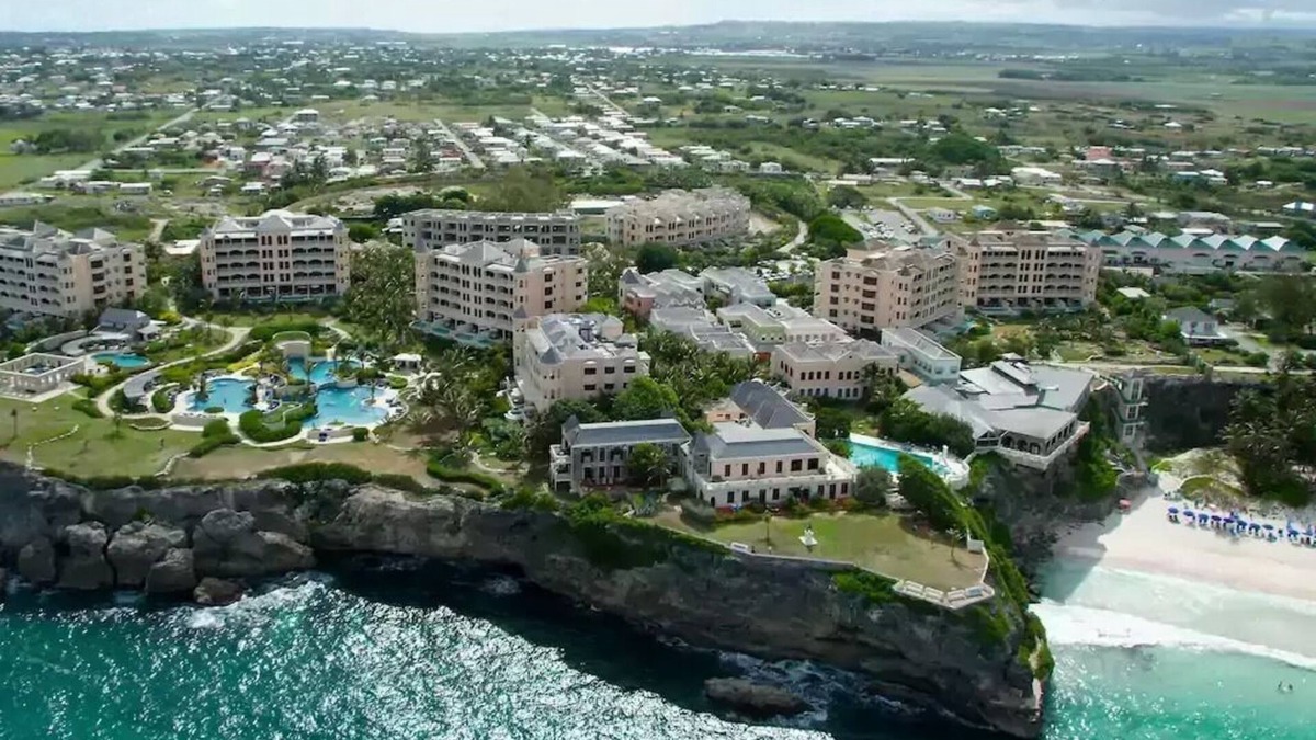 Diamond Valley Resort | The Crane Resort 2BR+3Bth. Ocean View. Priv 28' pool Kitchen+LivingRoom Sleep 6