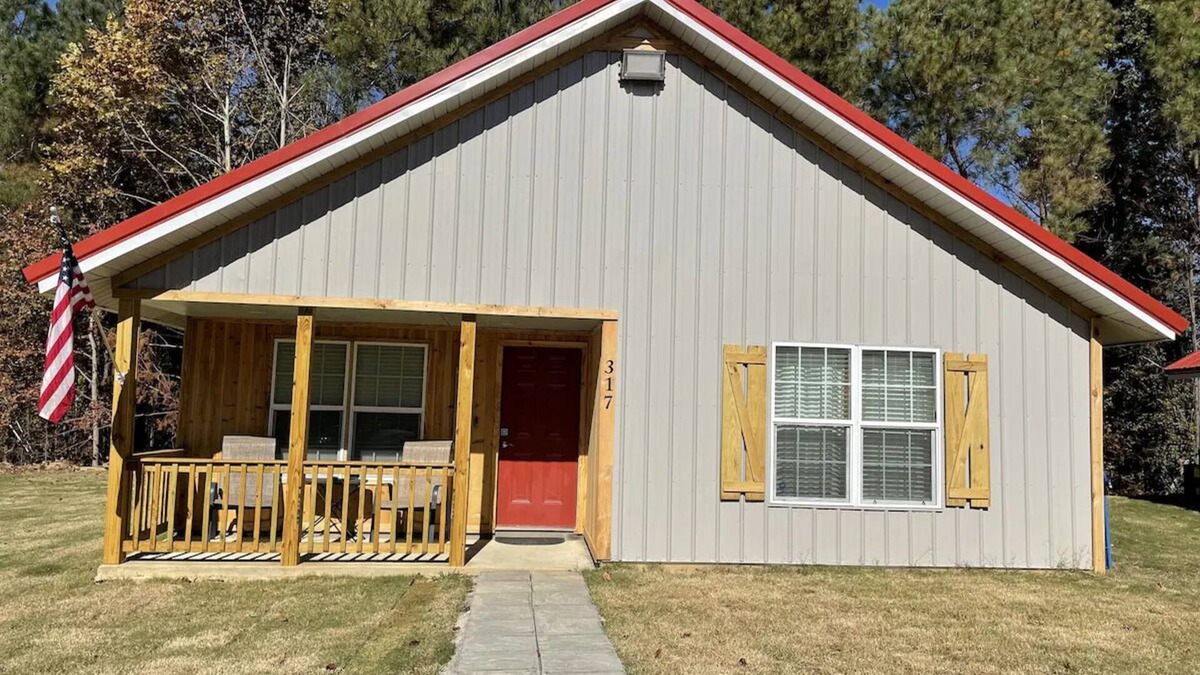 Tie Plant Cabin | The Crappie-2 bedroom cabin with spacious parking