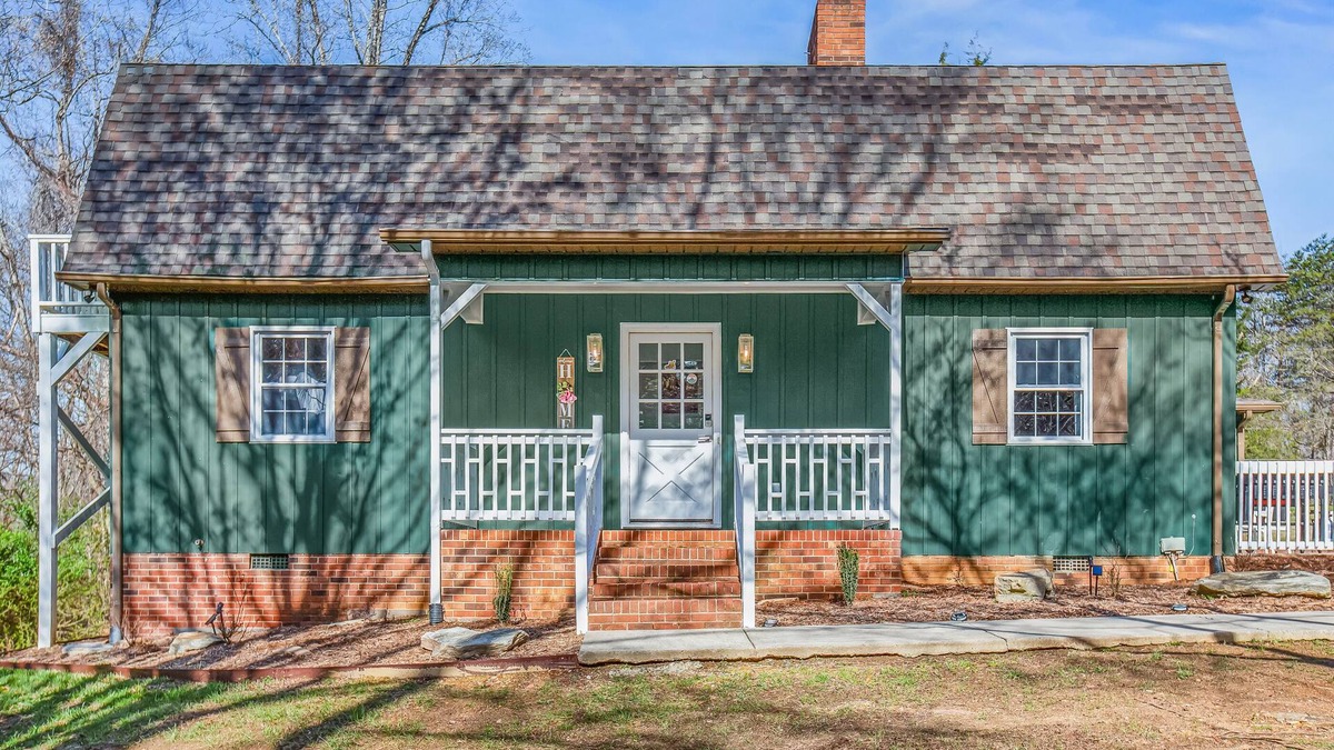 Stokes House | The Crestview: Mountain retreat, four minutes from Hanging Rock State Parknn