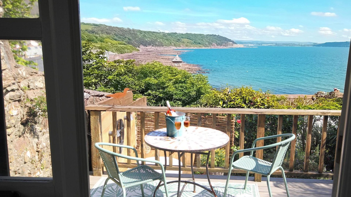Kingsand Ski Chalet | The Crow's Nest - A Cosy Village Cottage with Stunning Sea Views
