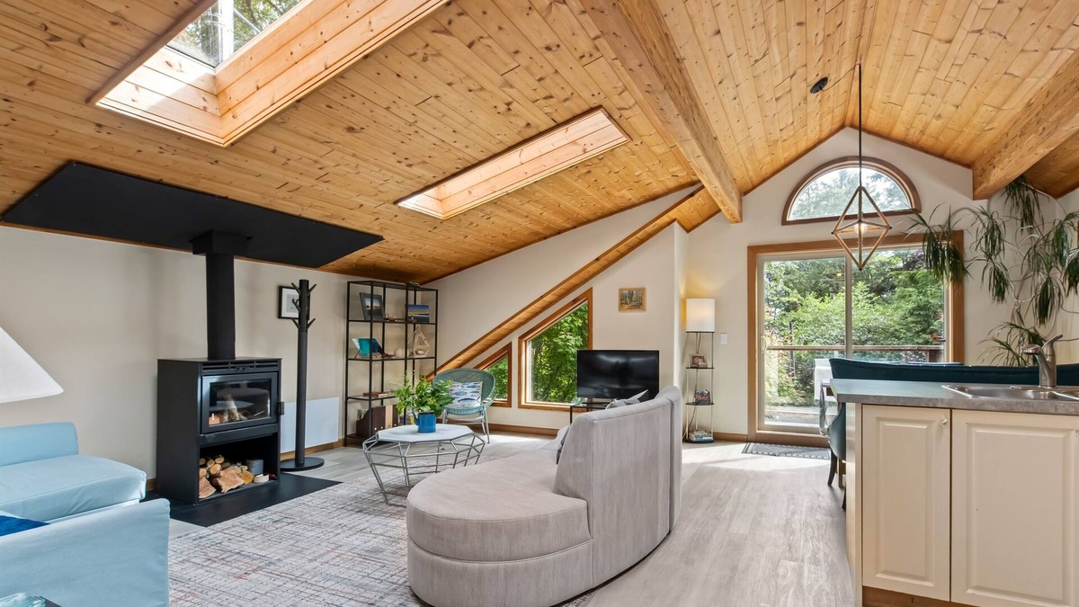 Tofino House | The Crow's Nest Suite - Steps from S. Chesterman
