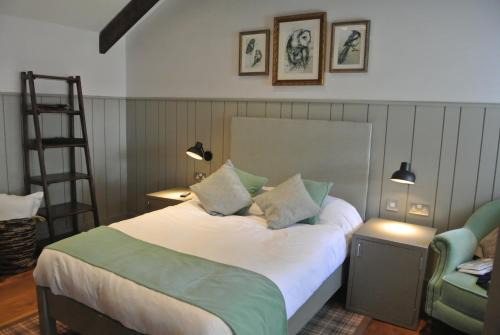 Clifton Hotel | The Crown Pub, Dining & Rooms