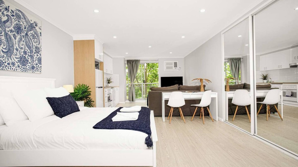 Crows Nest Apartment | The Crows Nest Spacious Studio with Balcony