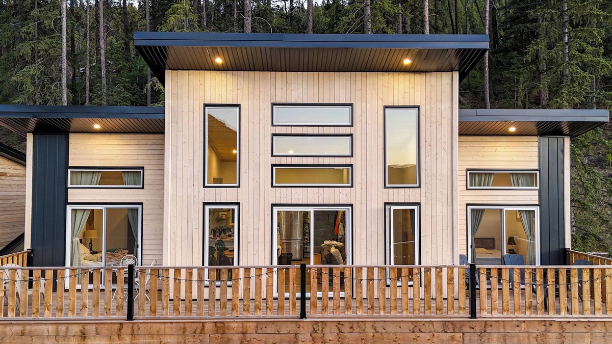 Blairmore Ski Chalet | The Crowsnest Mountain Lodge, ski in ski out/bike in bike out