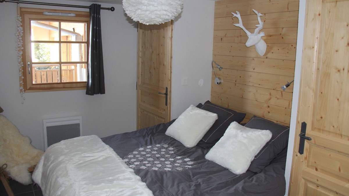 Les Deux Alpes Apartment | THE CRYSTAL CHALET Apartment standing with balcony view impregnable ski-in ski-out