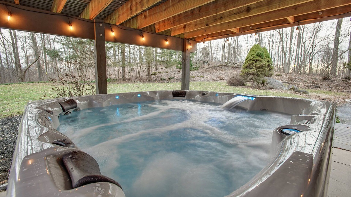 Rossville House | The Cube | HOT TUB + Deck | 15 Private Acres |