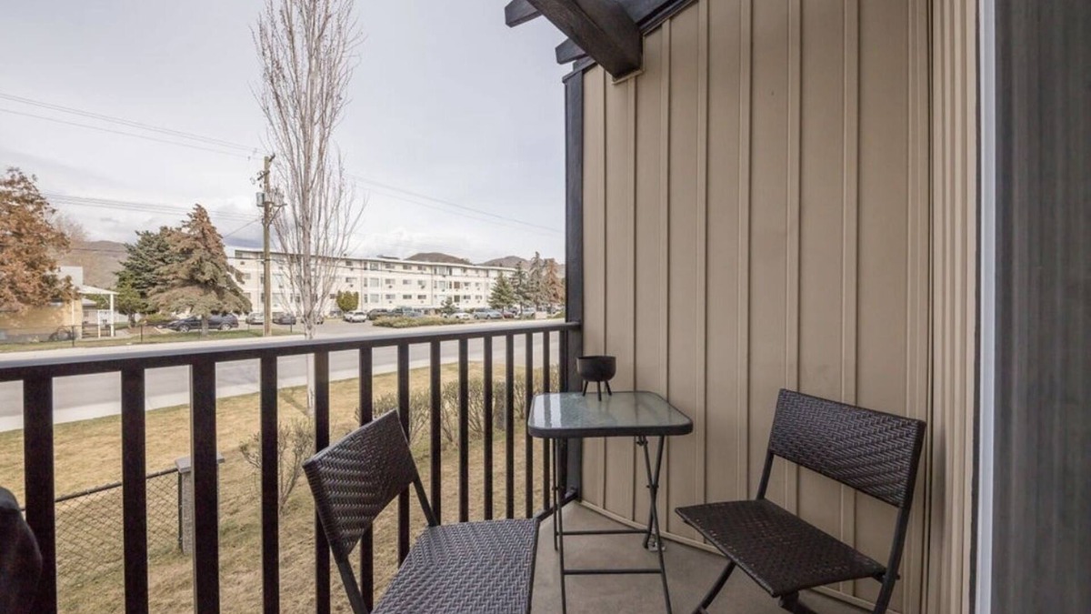 Kamloops House | The Cunning Cactus. Near McArthur Island. Home Gym. Pet-friendly!