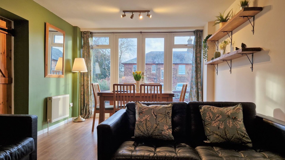 Ivinghoe Cottage | The Dairy - a thee bedroom, one bathroom that sleeps 5 guests in 3 bedrooms