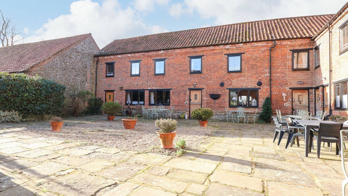 Fakenham House | THE DAIRY BARN, pet friendly, character holiday cottage in Fakenham