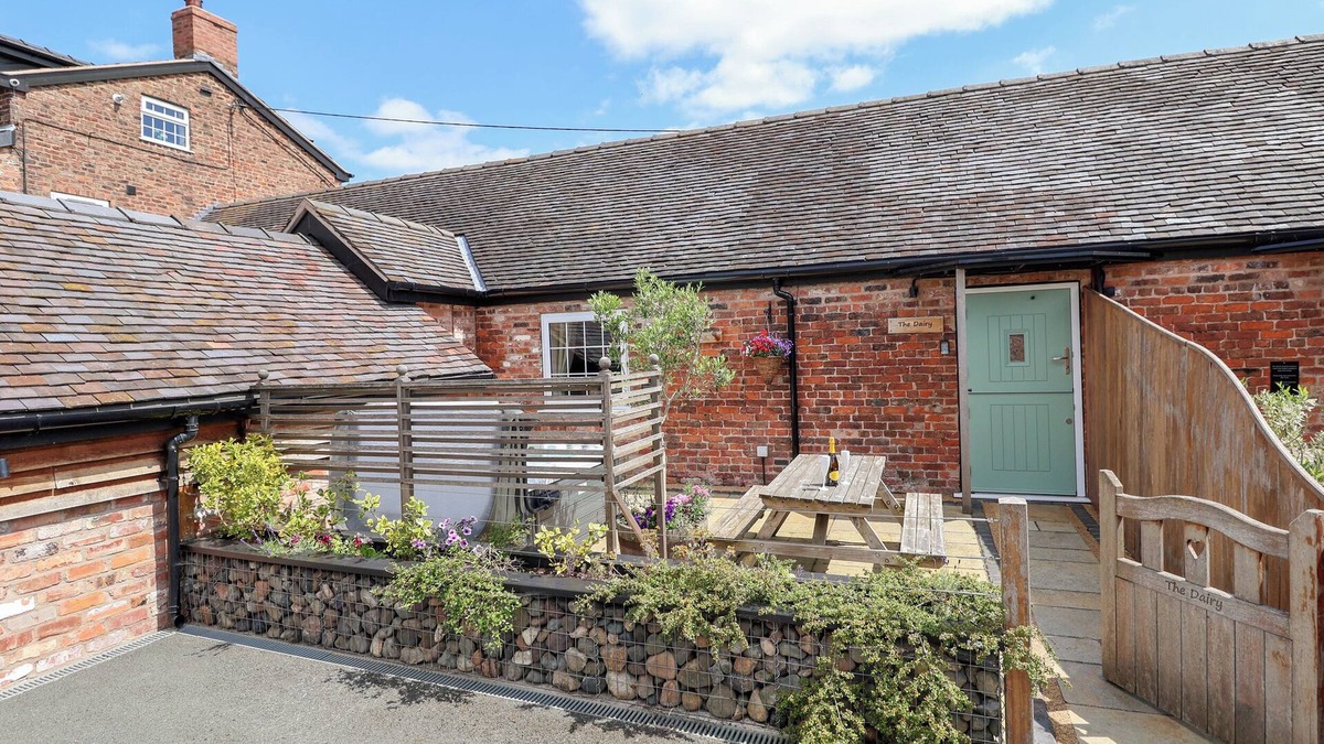 Wimbolds Trafford Cottage | THE DAIRY, romantic, with hot tub in Chester
