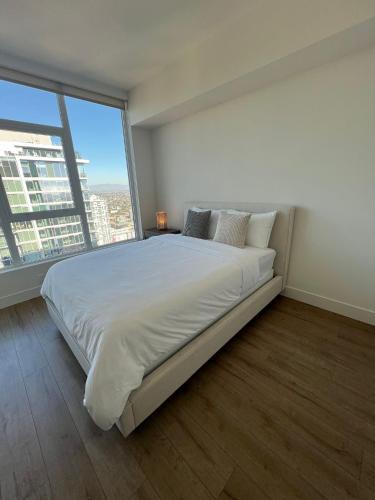 Civic Core Apartment | The Daisy Bright 2BR Stay in Downtown San Diego