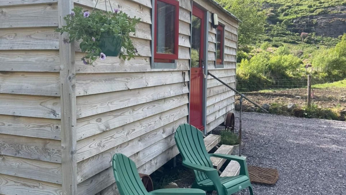 Ardnatrush Cabin | The Dancing Piccolo - Your valley hide-away near Glengarriff