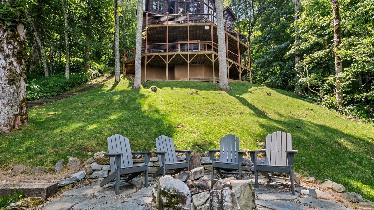 Waynesville Cabin | The Dancing Wolfs Lodge