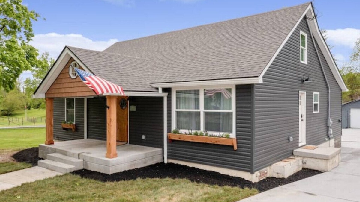 Shepherdsville House | The Dark Horse Inn -Churchill Downs, Bourbon Trail, Pet friendly