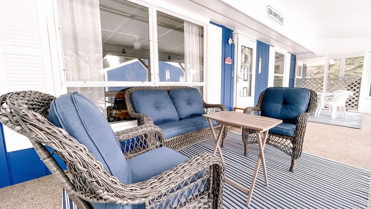 Michaywe House | The David w/Private Screened Porch & Fire Pit