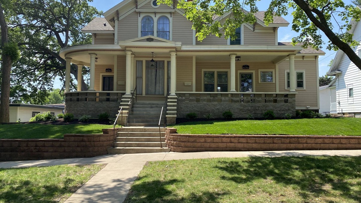 Eau Claire Apartment | The Davis Historic Home
