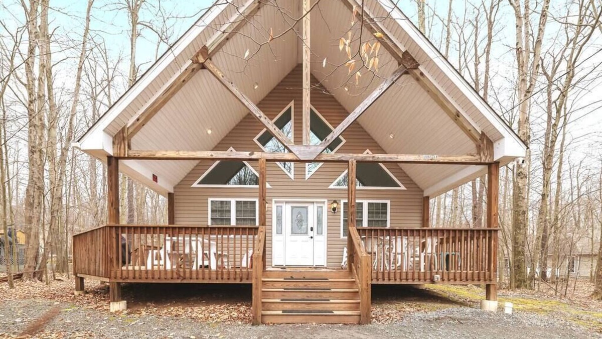 Thornhurst House | The Daydream Chalet: Newly installed hot tub!, The Daydream Chalet: A dream in every season! Enjoy s