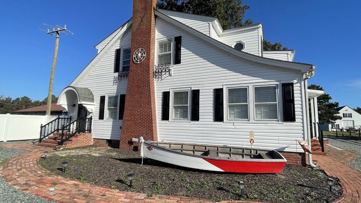 Deltaville House | The Deadrise Inn, Sleeps12, Spacious, Newly Renovated