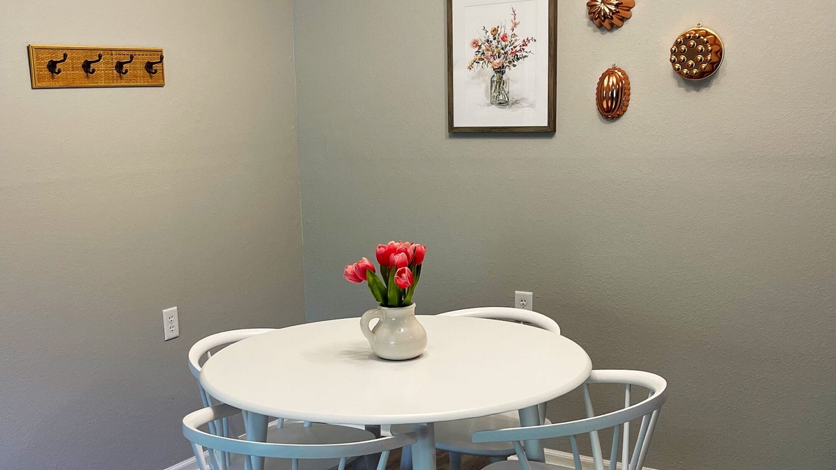Hamilton Apartment | The Deannie - Entire 2 Bedroom Apt in Quilt Town, USA