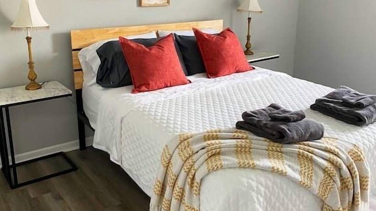 Hamilton Apartment | The Delores - Entire 2 Bedroom Apt in Quilt Town, USA