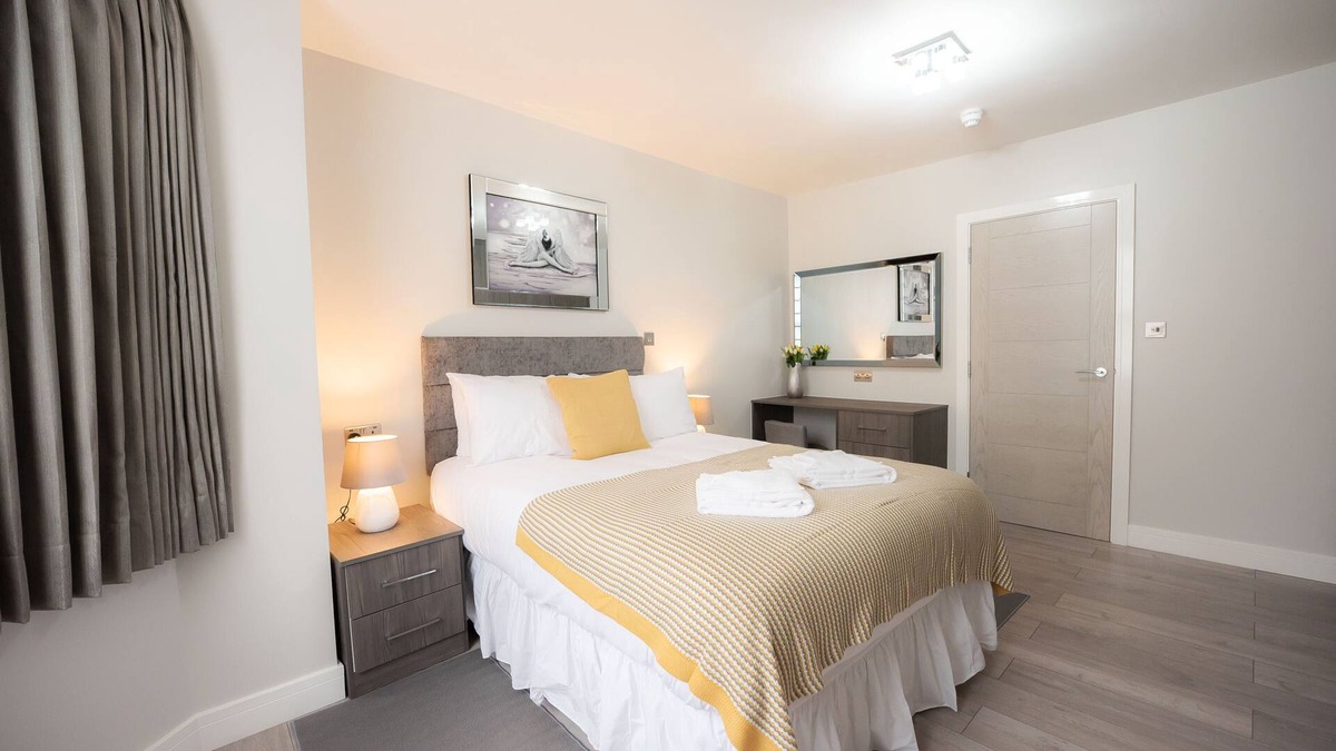 Reading Apartment | The Deluxe Apartment at Laurel House