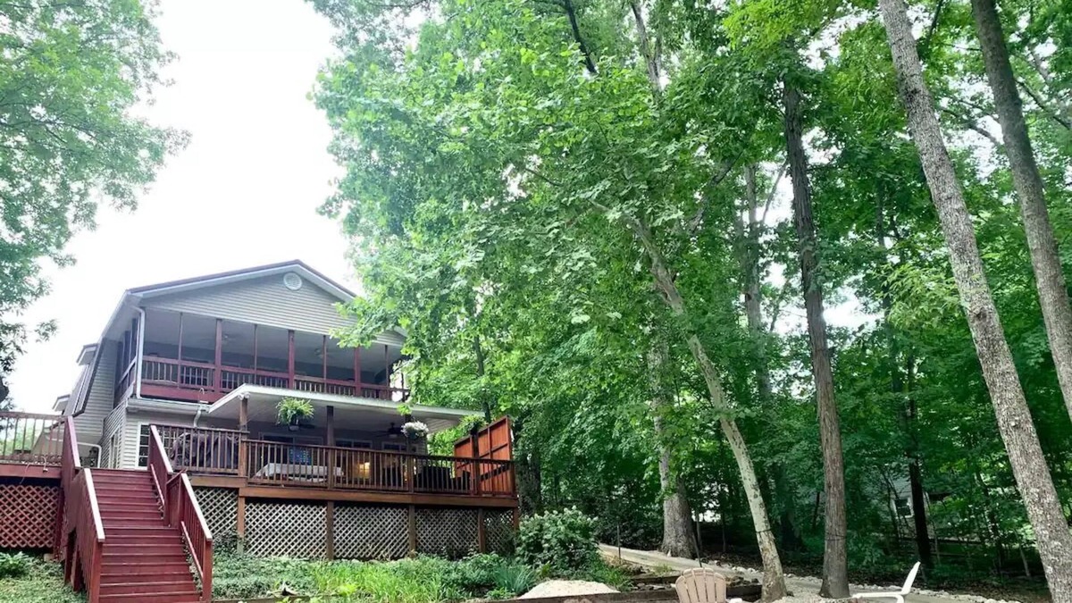 Clarkson House | The Den at Nolin-Lakefront Home in Linwood Estates