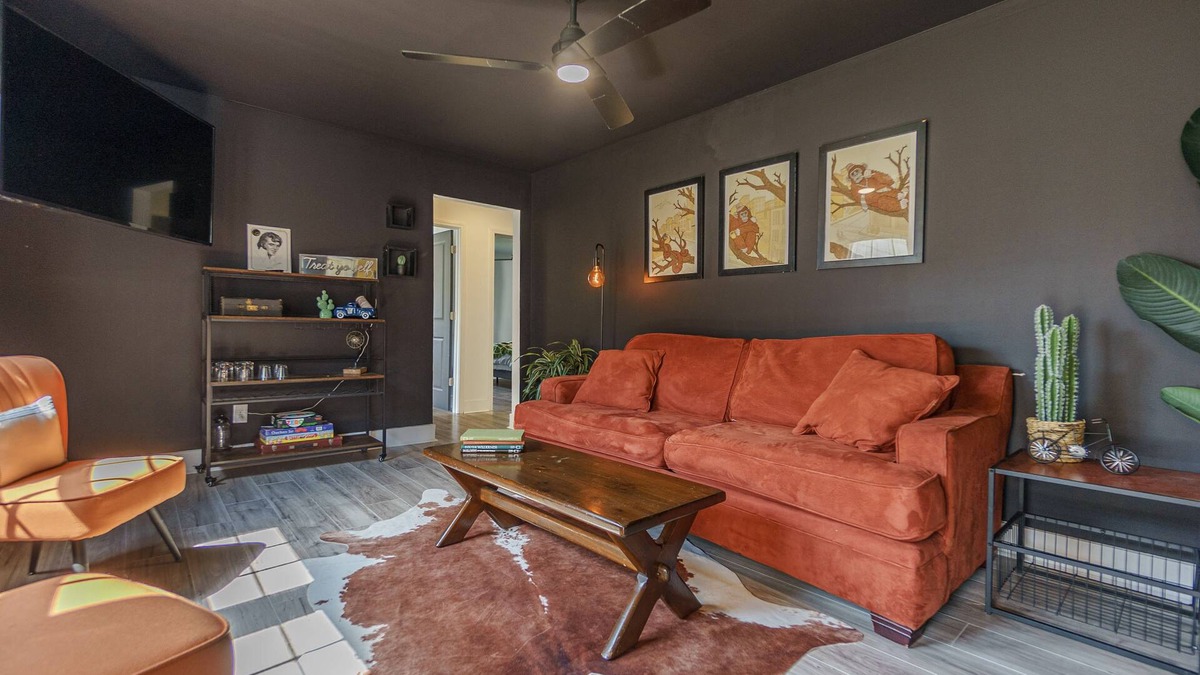 University District House | - The Den -Luxe + Spacious 2 BR FENCED YARD