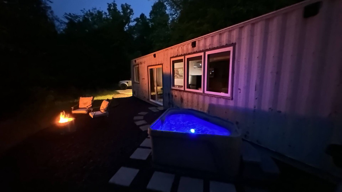 Stanton Cabin | The DEN Shipping Container Cabin-HotTub!-High Speed WiFi!-Great View! BOOK IT!