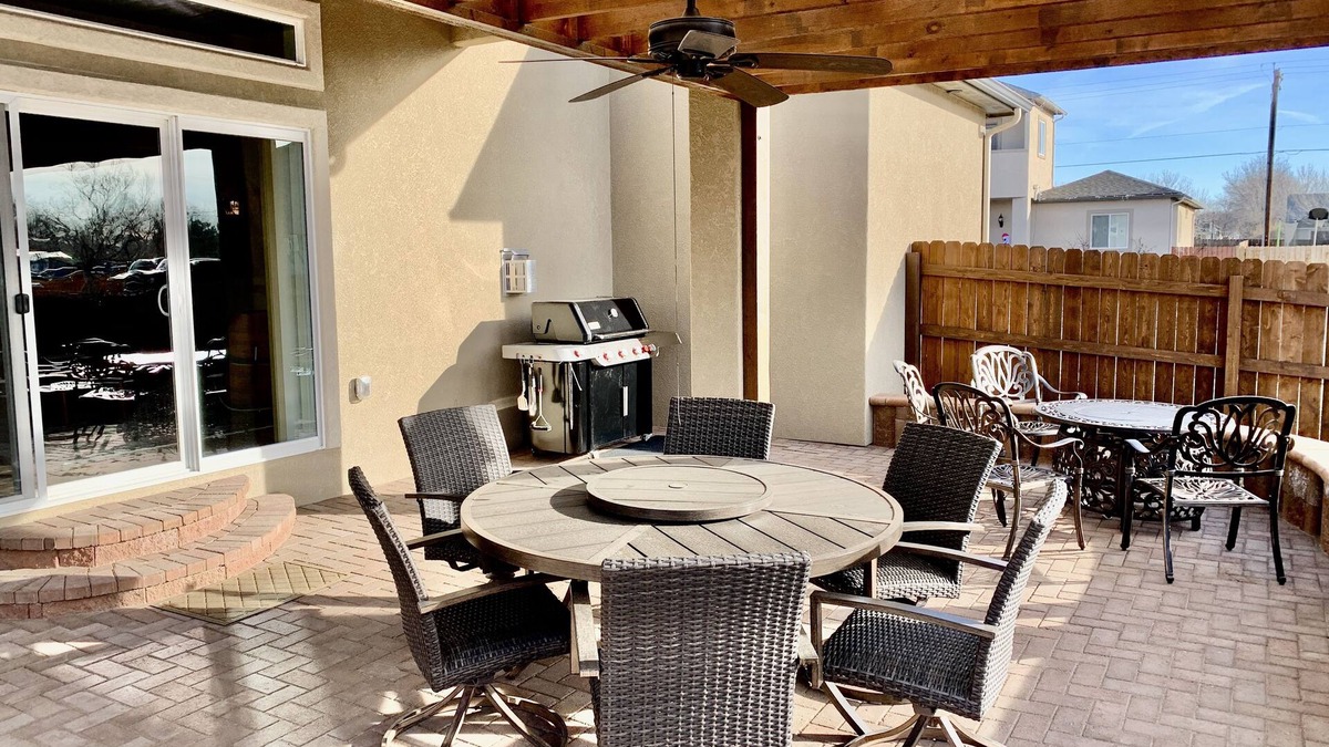 Fruita House | The Desert Moon- A luxurious retreat w/amazing patio, shuffleboard, EV charger