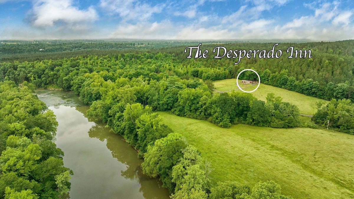 Smithville Cabin | The Desperado Inn is a charming secluded cabin with Mountain Fork River access