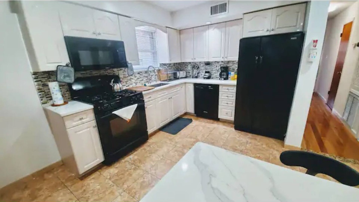 Jamaica Estates Apartment | The Devonshire /LVL2: LUX Xcape; subway@600 steps!