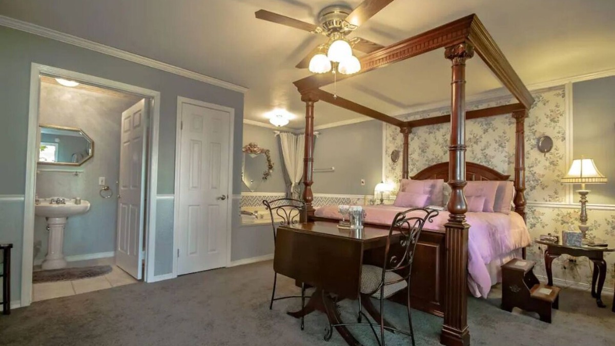 Marshfield Cabin | The Dickey House, Queen Anne Suite