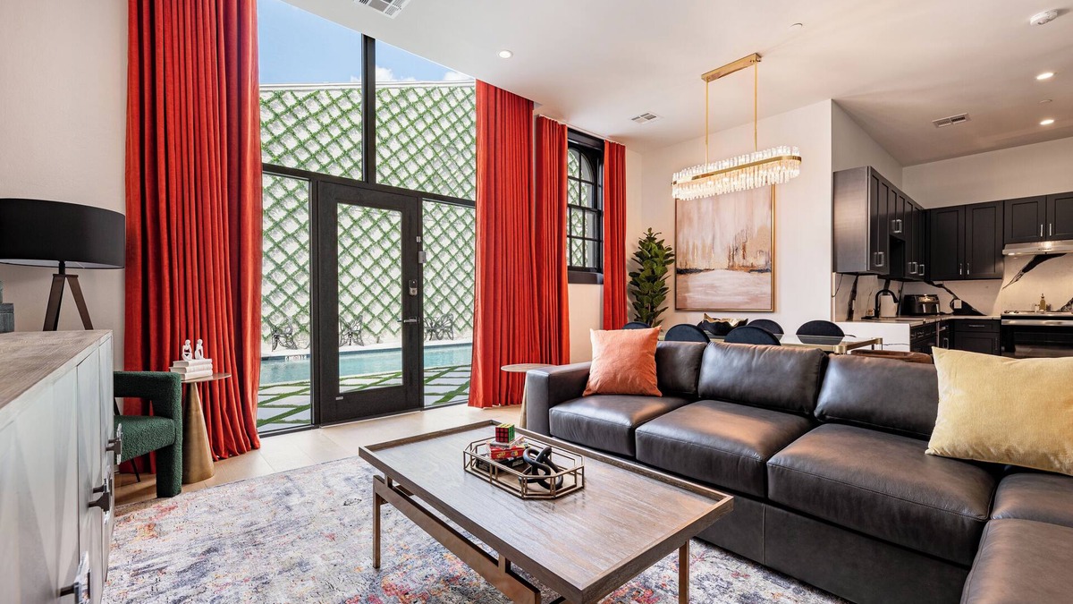 Central Business District Hotel | The District Luxury 4BR The Little Lagniappe on St. Charles