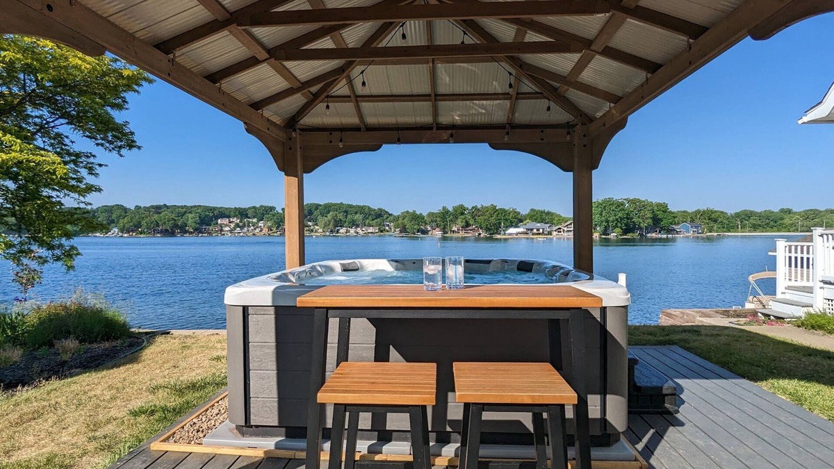 Portage Lakes House | The Docks @ Waterside - Hot Tub - On The Lake!