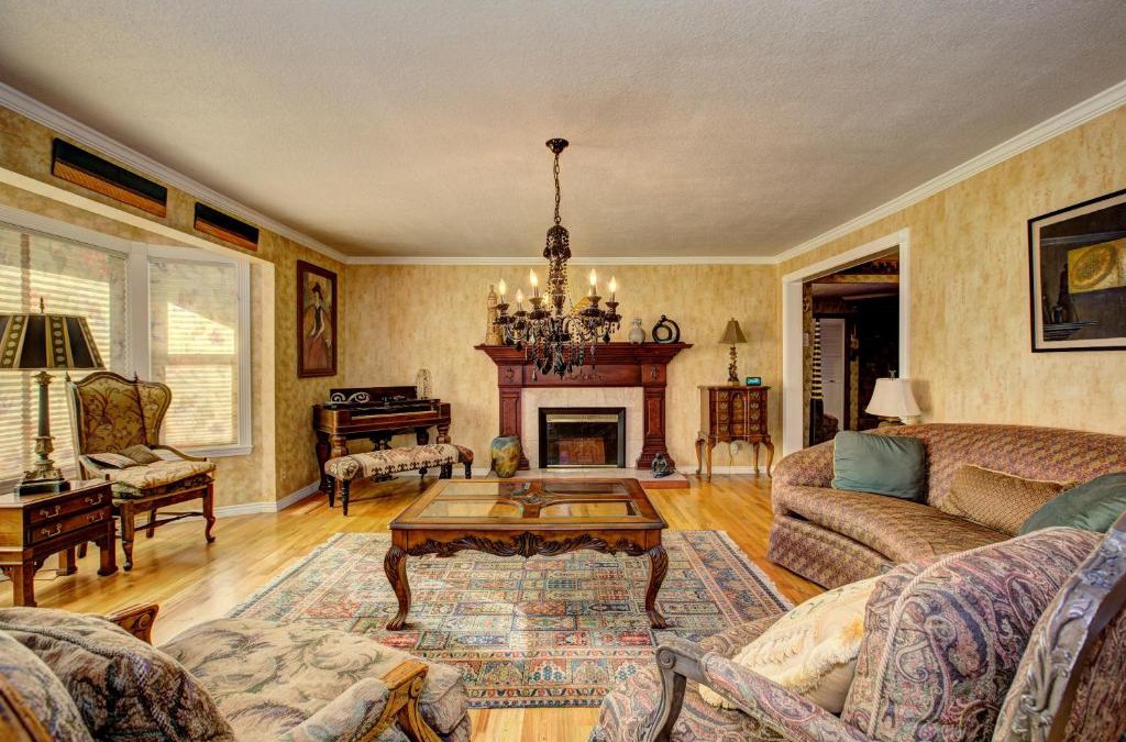 North End House | The Doll House an eclectic style of art and old fashioned doll and antique collections in a doll house designed home in Boise's desirable North End across from a nice park with tennis and basement and walking trails near shopping, hiking, biking, skiing