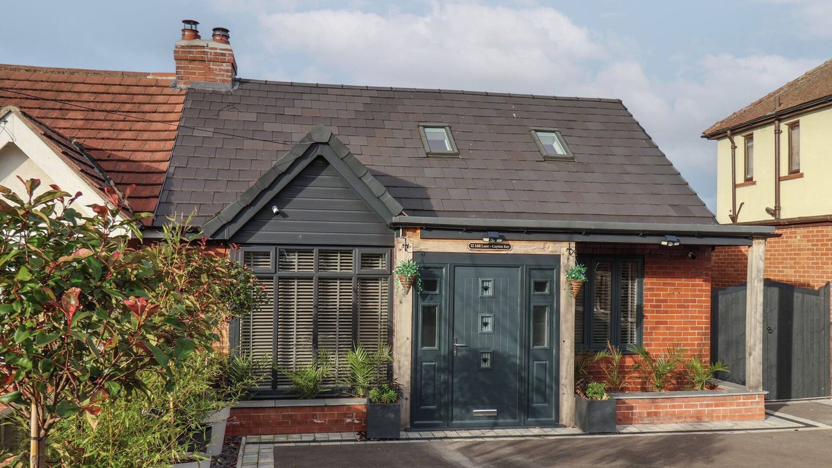 Cayton Bay House | THE DOLLHOUSE, pet friendly, country holiday cottage in Cayton Bay