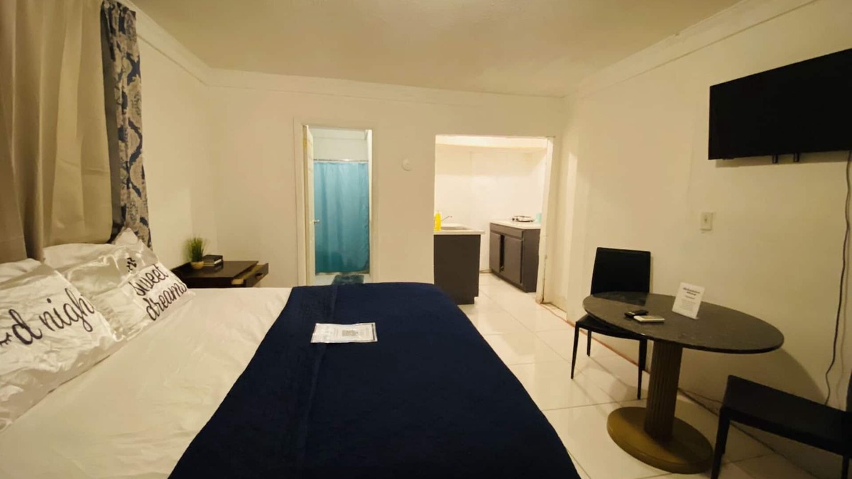 Nassau House | The Dollie Mae: Comfortable King Bed Suite