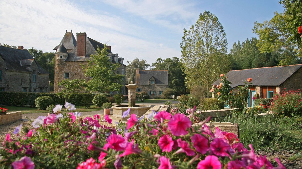 Riaille House | The Domaine des Forges offers the gite du Bocqueur covered and heated swimming pool