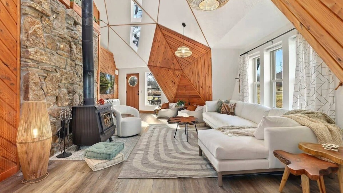 Lowell House | The Dome Home - 1/2 mi to Beaver Lake - Geodesic