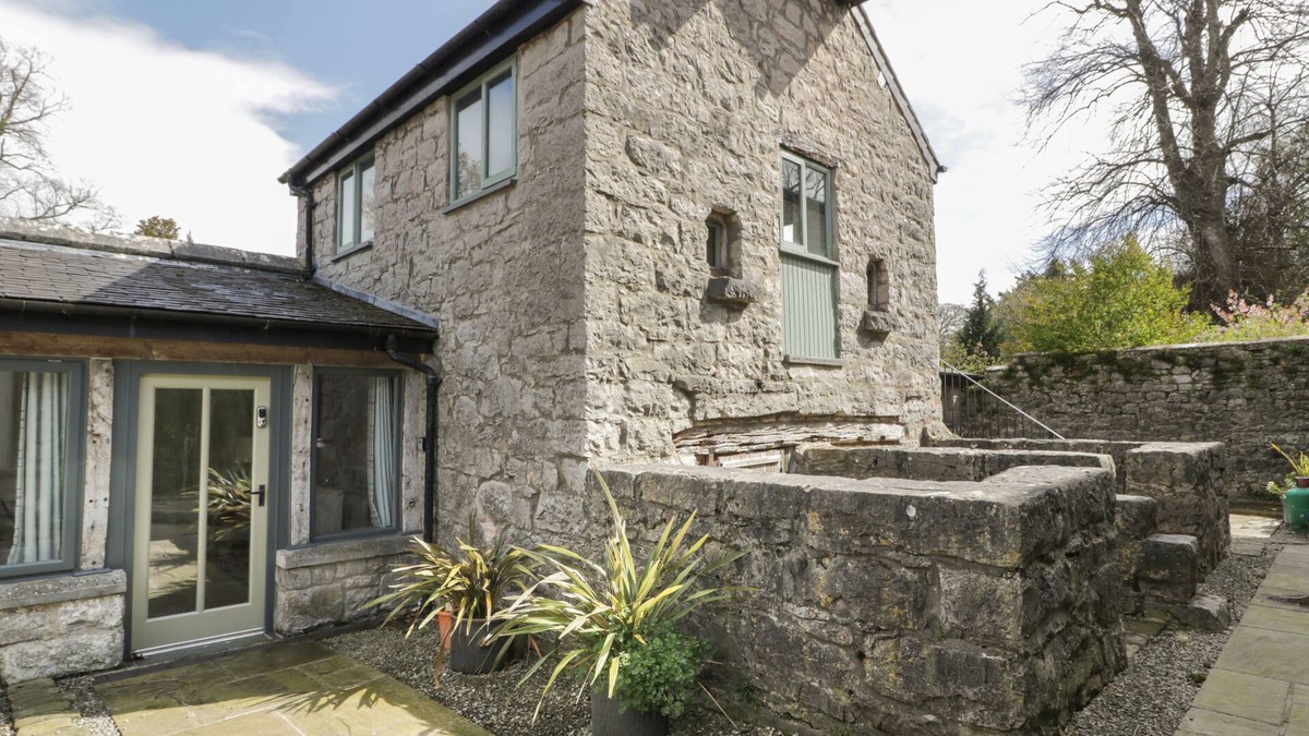 Llanrhaedr Cottage | THE DOVECOTE, pet friendly, character holiday cottage in Llanrhaeadr