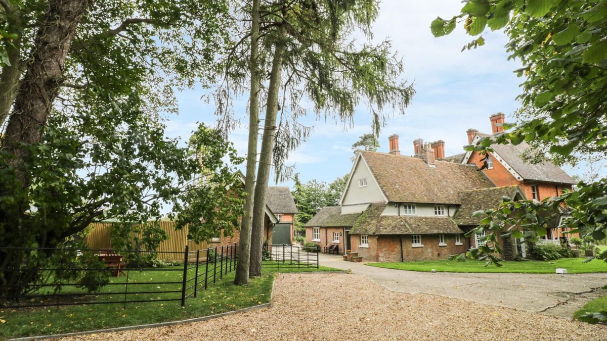 Yelden Cottage | THE DOWER HOUSE, family friendly, with open fire in Sharnbrook