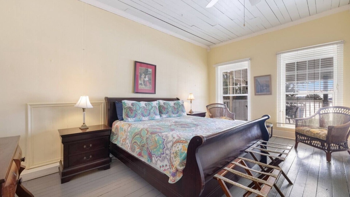 Cedar Key Hotel | The Downtown Historic Island Hotel