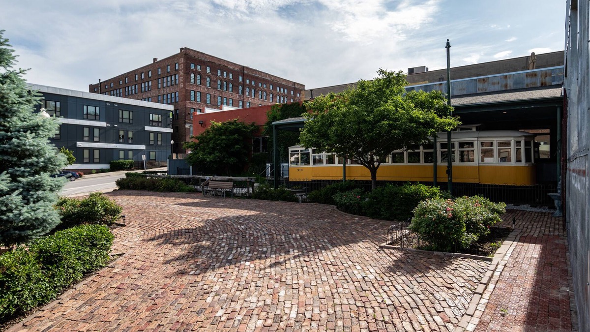 Downtown Omaha House | The Downtown Omaha Oasis- over 10,000 sq ft includes arcade & rooftop w/hot tub