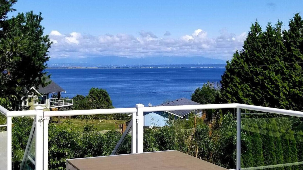 Point Roberts House | The Dragonfly House — Expansive Dual-Kitchen Retreat