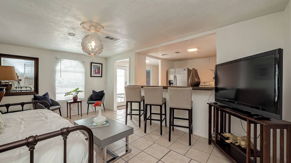 Garden Oaks Apartment | The Du—Charming 1 BR Bungalow in Garden Oaks
