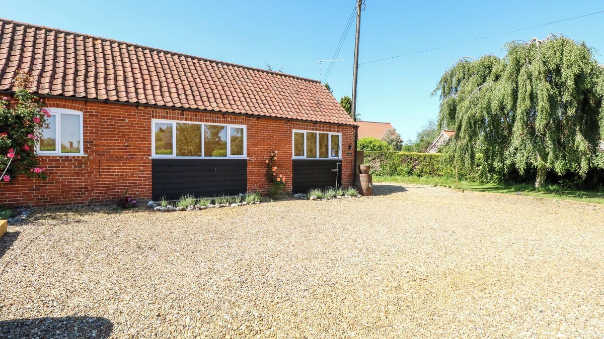 Stow Bedon Cottage | THE DUCK HOUSE, romantic, with hot tub in Watton