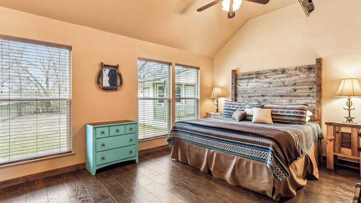 Granbury Cottage | The Duke Cottage at Travis Street Cottages